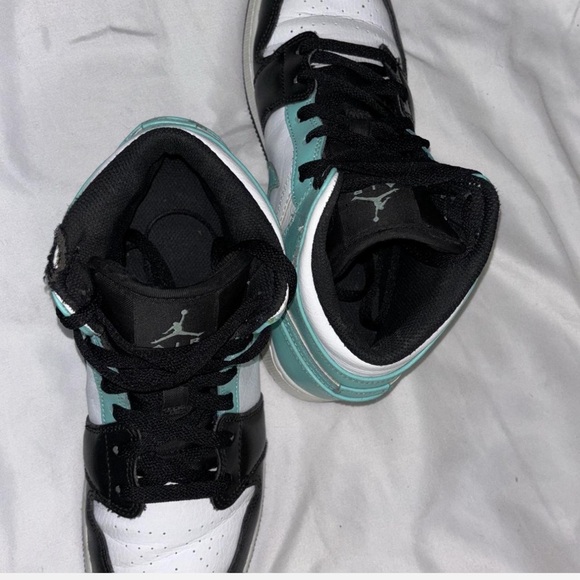 Jordan 1s
Retro Jordan 1 Mid - Tropical Twist. Sise 8 - Picture 3 of 7